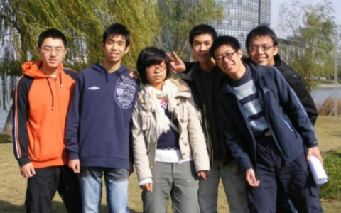 浙江大学科幻协会初创成员合影，自右往左第二位为姜振宇。