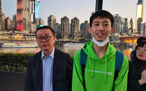 2021年10月23日，第十二届华语科幻星云奖颁奖典礼现场，笔者与大刘在重庆大剧院合影，与科幻的故事因大刘而起，故能与大刘合影也算是一个圆满交代