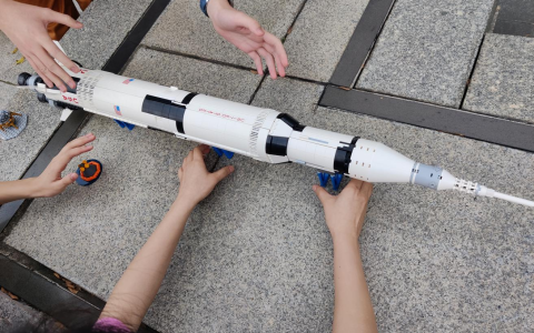 与华工幻协成员一同拼装土星五号